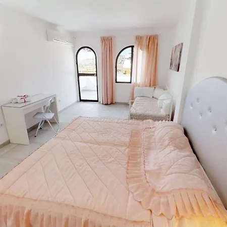 Vivienda Vacacional Las Buganvillas - Espaciosa En Zona Comoda Y Tranquila Villa