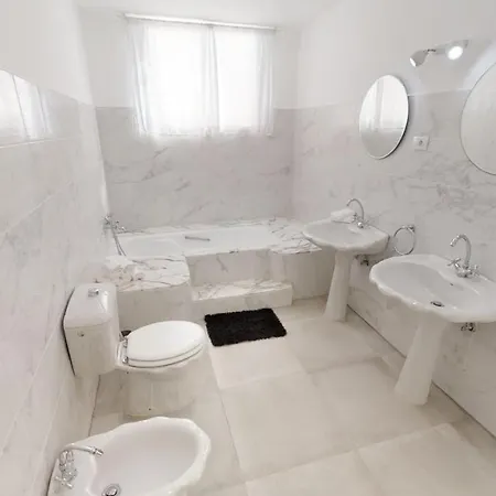 Vivienda Vacacional Las Buganvillas - Espaciosa En Zona Comoda Y Tranquila *